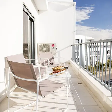 B04 - Luxury 2 Bed W Terrace Pool * Lagos