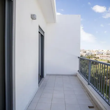 B04 - Luxury 2 Bed W Terrace Pool