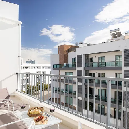 B04 - Luxury 2 Bed W Terrace Pool *