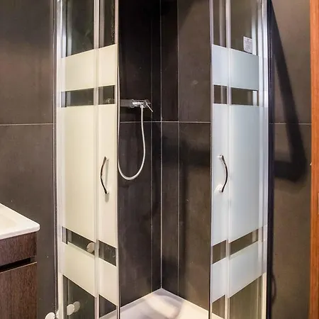 B04 - Luxury 2 Bed W Terrace Pool *