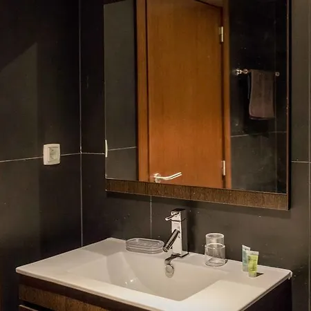 B04 - Luxury 2 Bed W Terrace Pool Lagos