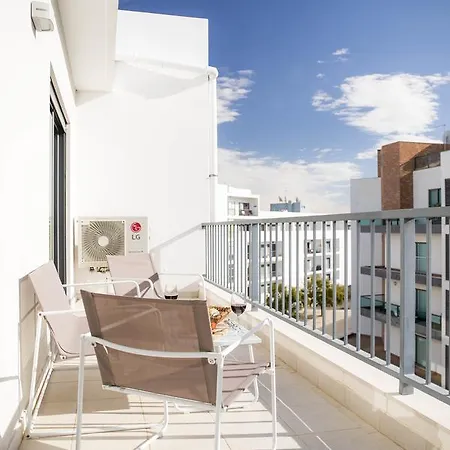 B04 - Luxury 2 Bed W Terrace Pool